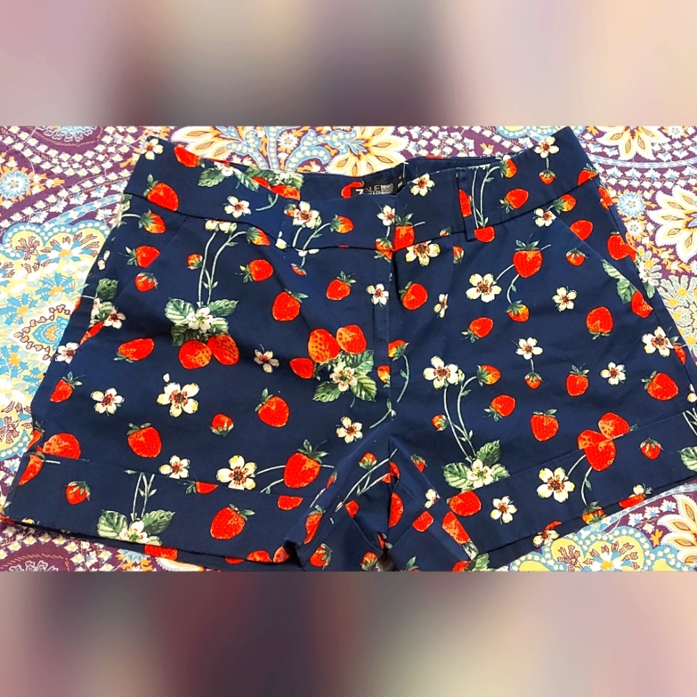 Floral Strawberry Print Women's Shorts